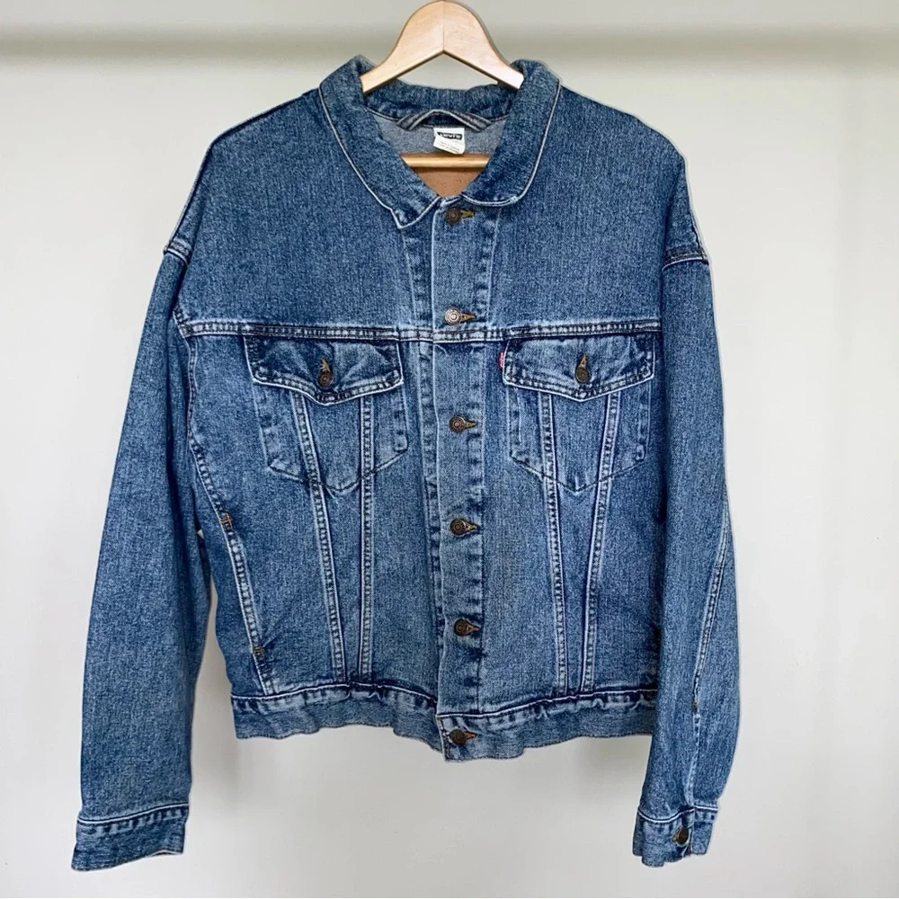 Vintage Levi’s medium-wash denim jacket. 💙 - Picture 3 of 6